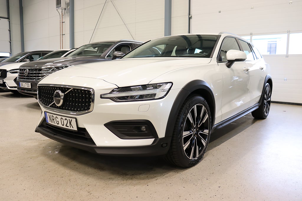 Volvo V60 Cross Country B4 AWD Plus Läder B-Kam Navi M-Värm D-Värm 197hk