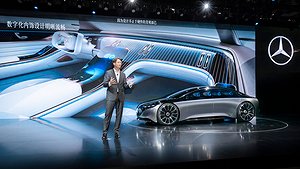Der Mercedes-Benz VISION EQS, präsentiert von Ola Källenius, Vorsitzender des Vorstands der Daimler AG und Leiter Mercedes-Benz Cars: Das Showcar gibt einen Ausblick in die Zukunft von Mercedes-Benz. Die elektrische Luxuslimousine unterstreicht, dass Nachhaltigkeit ein zentrales Thema ist. Denn mit dem Technologieträger VISION EQS zeigt Mercedes-Benz ein Showcar auf Basis  einer völlig neuen, vollvariablen elektrischen Antriebsplattform, die in vieler Hinsicht skalierbar und modellübergreifend einsetzbar ist. 

The Mercedes-Benz VISION EQS, presented by Ola Källenius, Chairman of the Board of Management of Daimler AG and Head of Mercedes-Benz Cars. The showcar gives an outlook on the future of Mercedes-Benz. The electric luxury sedan underlines that sustainability is a central issue. With the technology bearer VISION EQS, Mercedes-Benz is presenting a show car based on a completely new, fully variable electric drive platform that is scalable in many respects and can be used across all models.