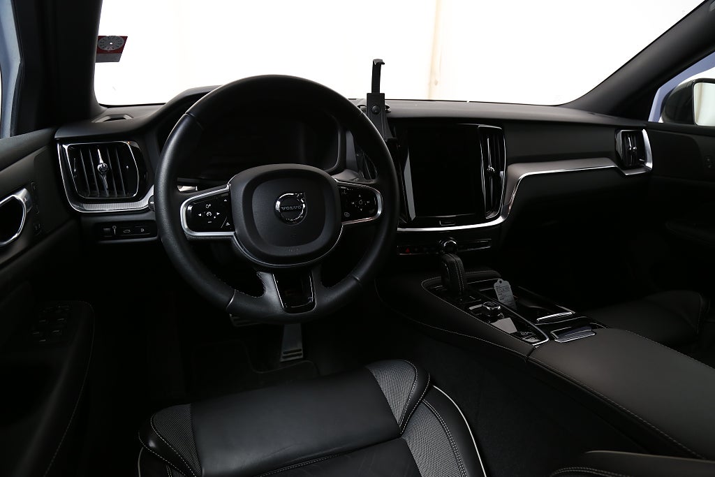 Volvo V60 Recharge T6 AWD 340hk R-Design |Navi|Kamera|Voc| 2022