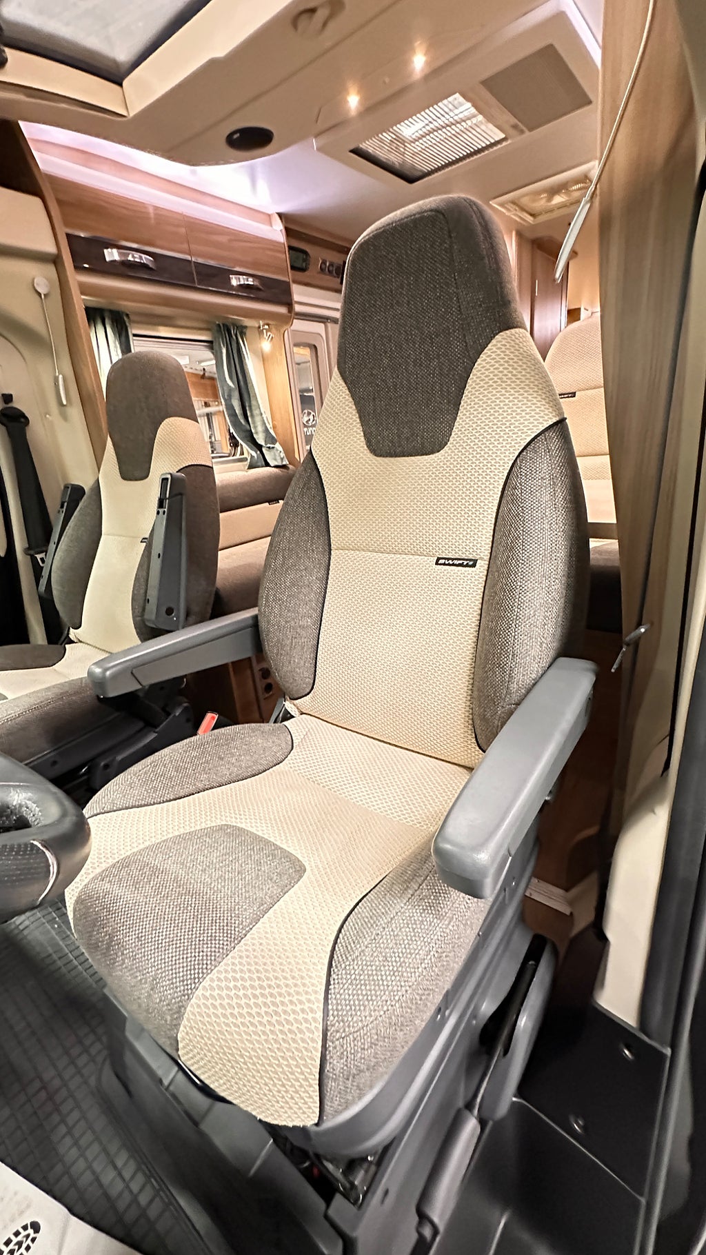 Swift 794 QB Toscane 150HK, Dubbelsäng, 1 ägare thumbnail