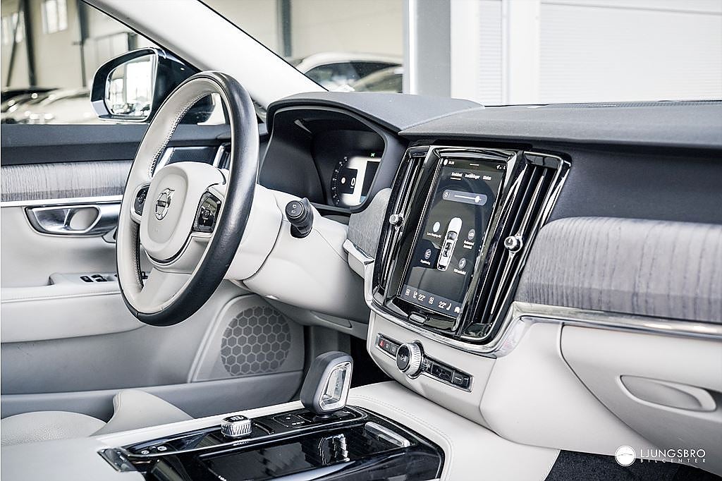 Volvo V90 Recharge T6 AWD Dark Plus 350hk