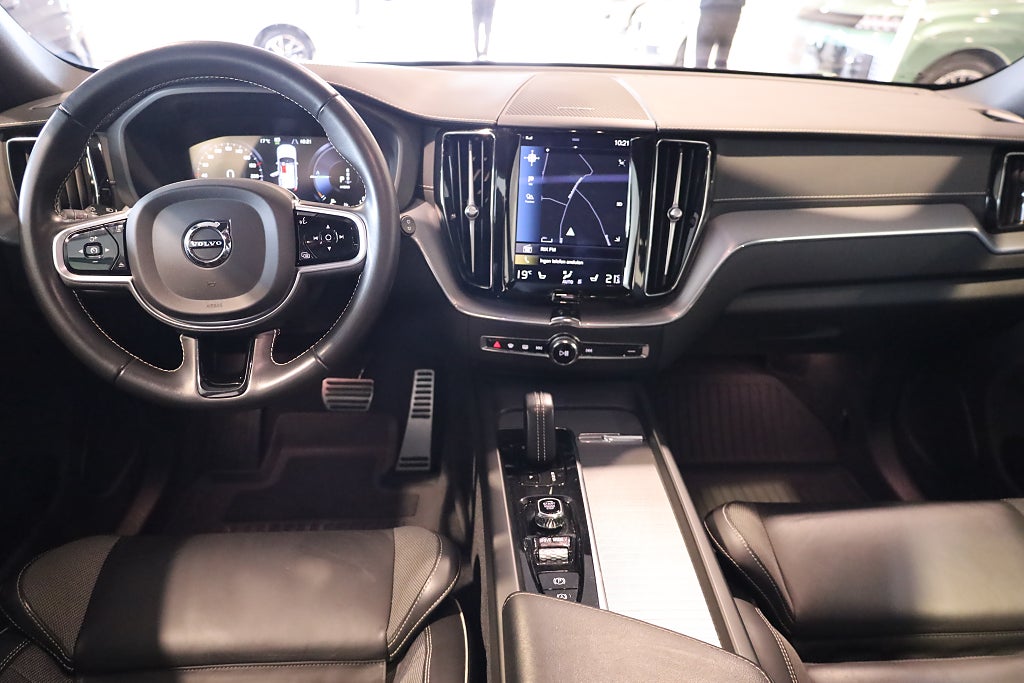 Volvo XC60 Recharge T6 AWD AUT R-Design Pano H&K Navi Kamera 2021