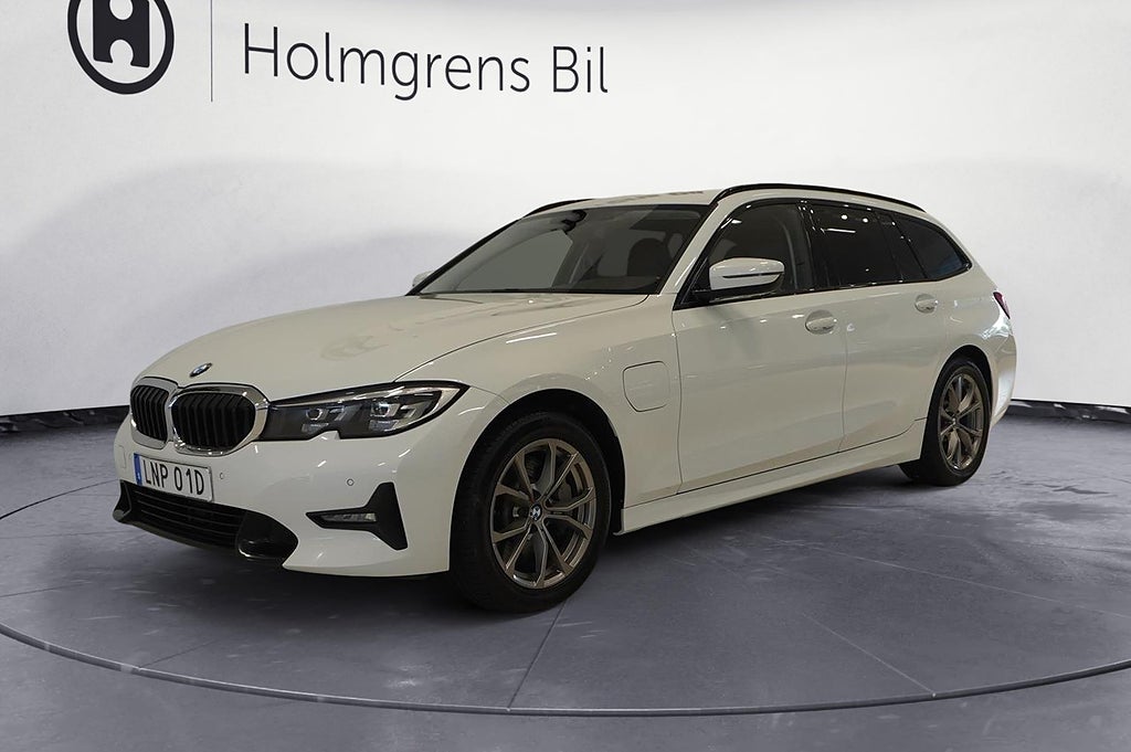 BMW 330e xDrive Touring Model Sport PDC Drag