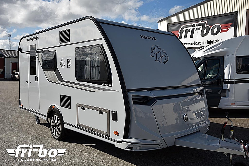 Knaus 420 QD Südwind Black Selection, Dubbelbädd