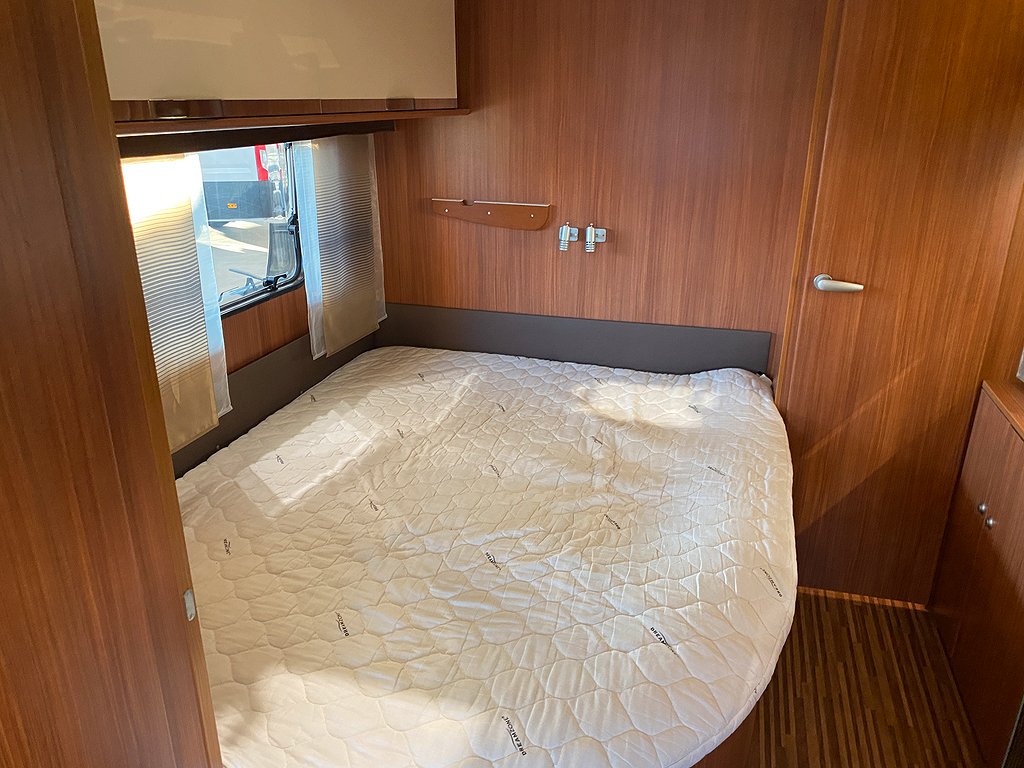 Adria Adora 643 UT / Förtält / ALDE / AC / Bäddskåp - Adria