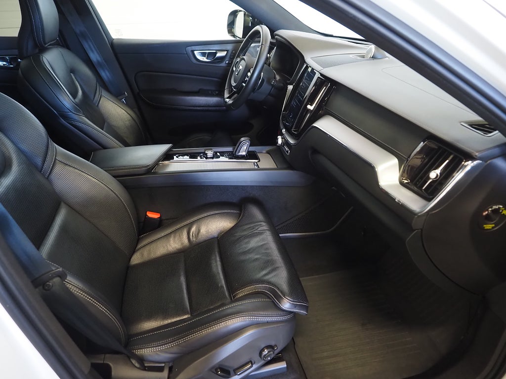 Volvo XC60 T8 392hk AWD R-Design B&W Luft 22" Pano Drag Se Spec!