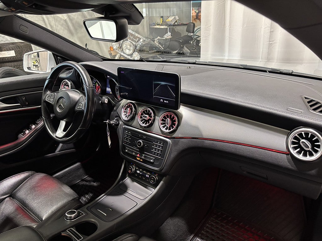 Mercedes-Benz CLA 200 7G-DCT Urban Line Bkam Pano Skinn Navi Drag Ambligh