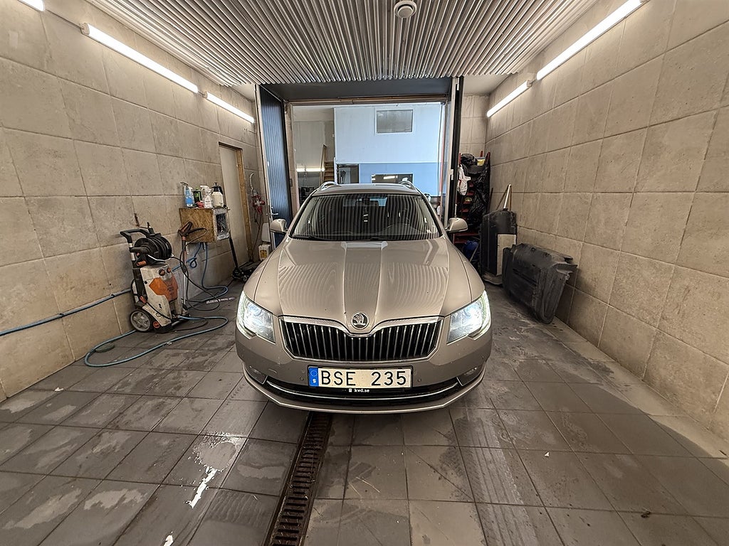 Skoda Superb Kombi 2.0 TDI 4x4 DSG Sekventiell, 170hk Elegance