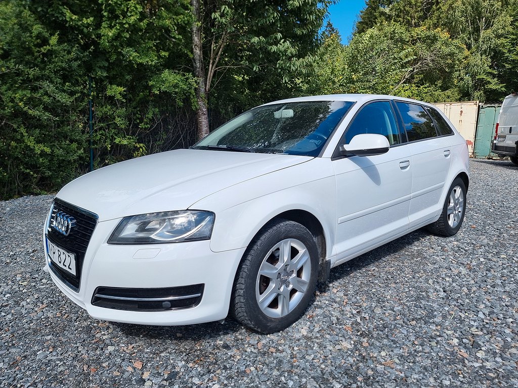 Audi A3 Sportback 1.6 TDI S Tronic Attraction / NY KAMREMSSATS