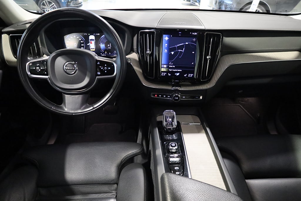 Volvo XC60 Recharge T6 AWD Inscription Orrefors Pano Drag H&K Navi 2021