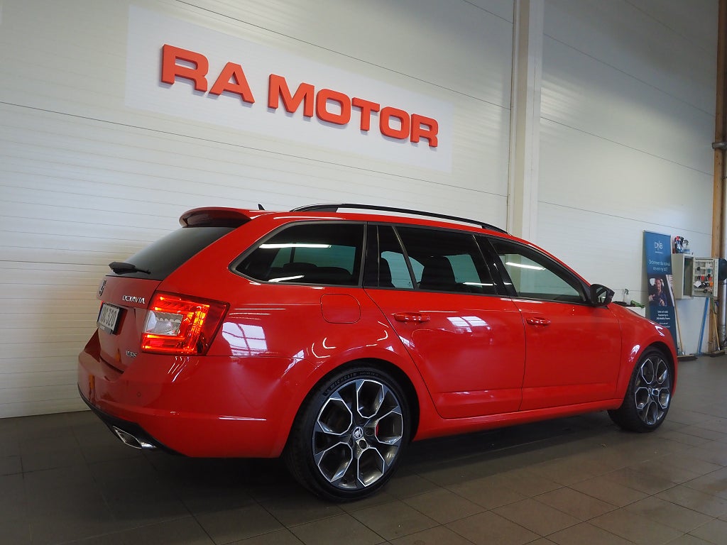 Skoda Octavia Kombi RS 2.0 TSI 220hk Dragkrok Navi P-Värm PDC 19" 2015