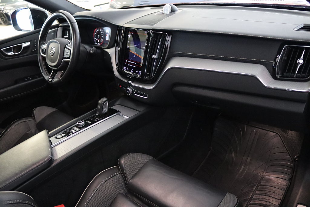 Volvo XC60 B5 AWD R-Design Pano B&W B-kamera HuD Drag