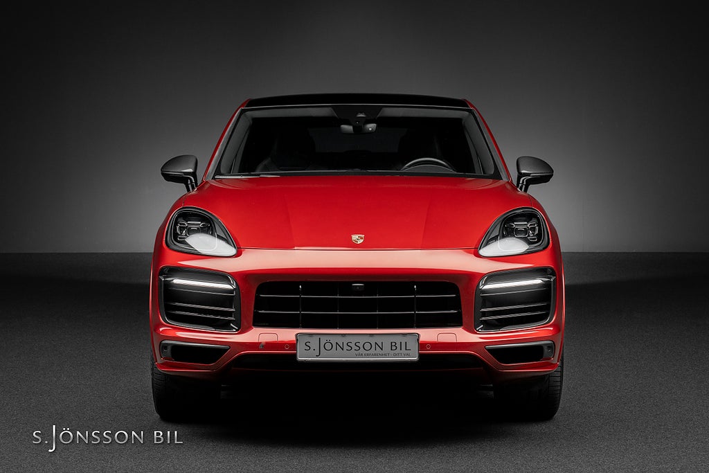 Porsche Cayenne Coupé E-Hybrid / Ruby Red