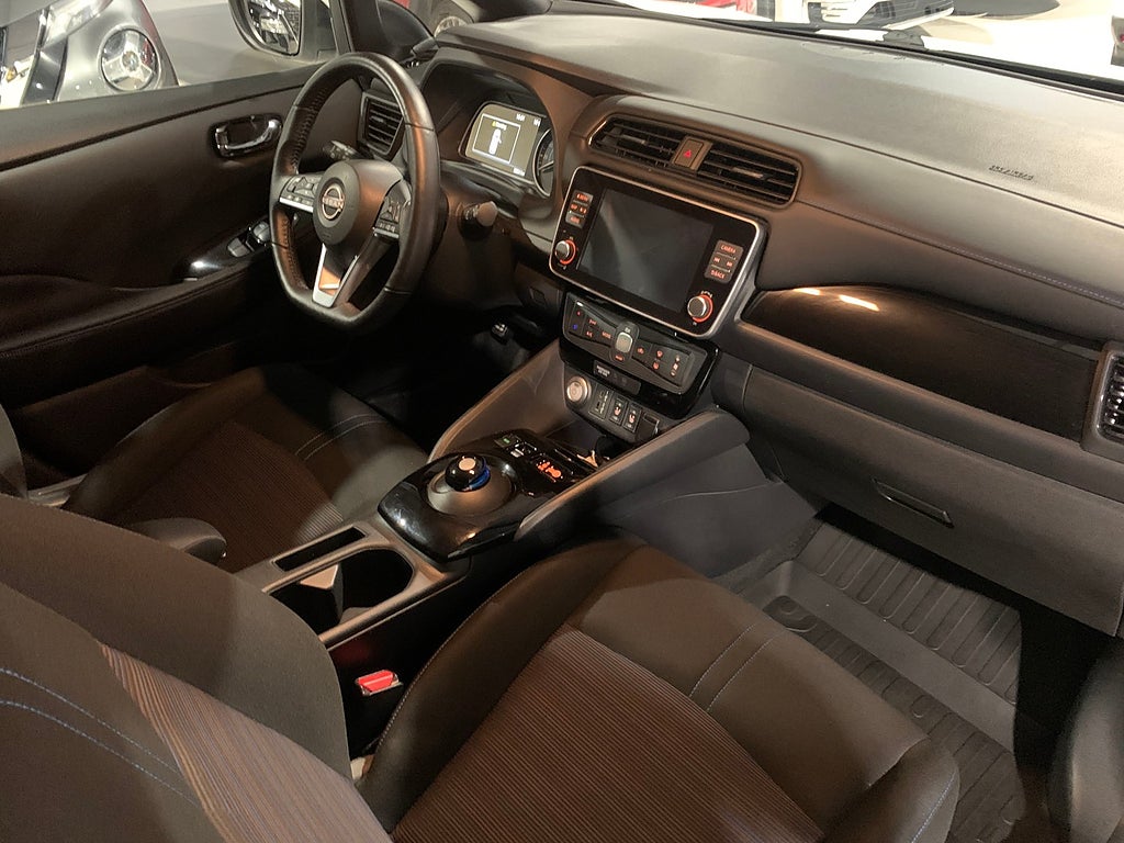 Nissan Leaf N-Connecta|40kWh|Värmepump|360 kamera