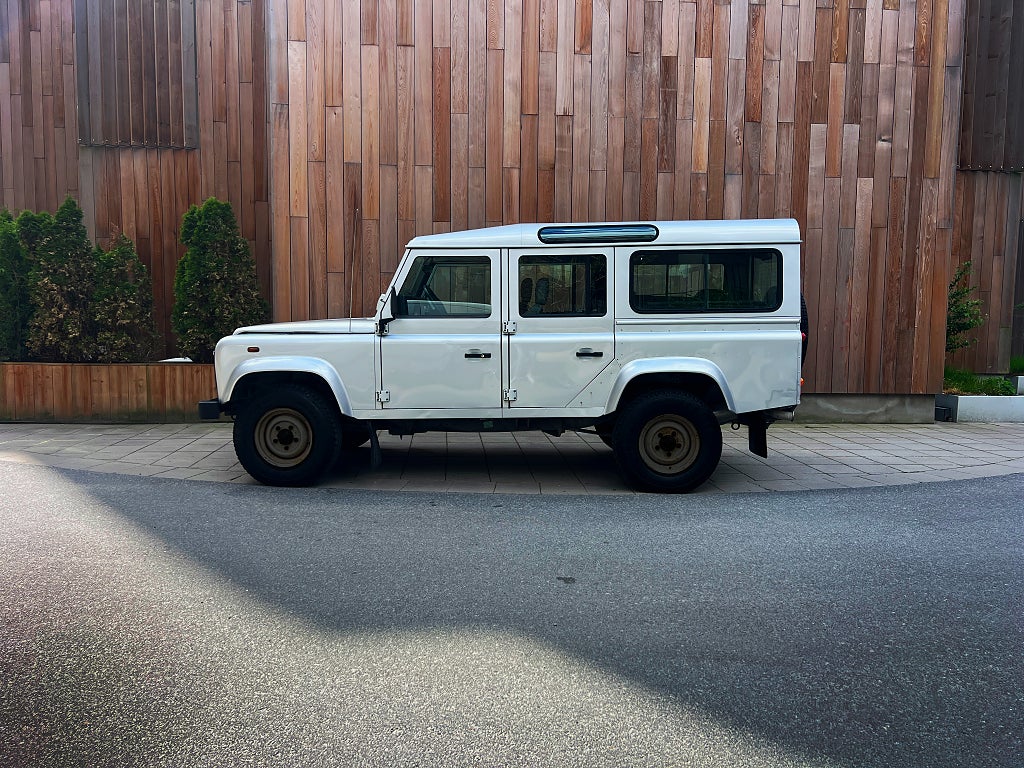 Land Rover Defender 110 TD5 4x4 Svensksåld, 2 brukare! Reg. för 9 pers!