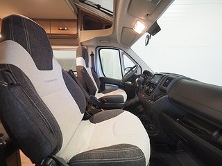 Husbil-halvintegrerad Weinsberg Carasuite 700 ME | 11 av 31