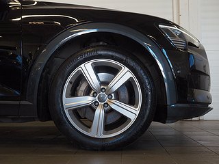 SUV Audi E-Tron 10 av 22