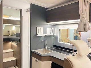Husbil-halvintegrerad Adria Matrix Supreme 670 SL 16 av 31