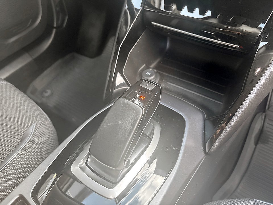 Bild på Peugeot E-2008 Allure 50kWh 136hk Aut B-KAMERA CARPLAY