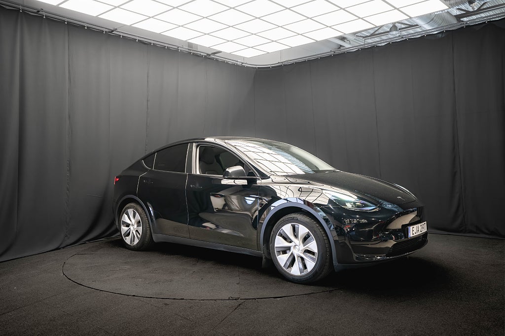 Tesla Model Y Standard Range RWD DRAG PANO LÄDER 1-ÄGARE MOMS