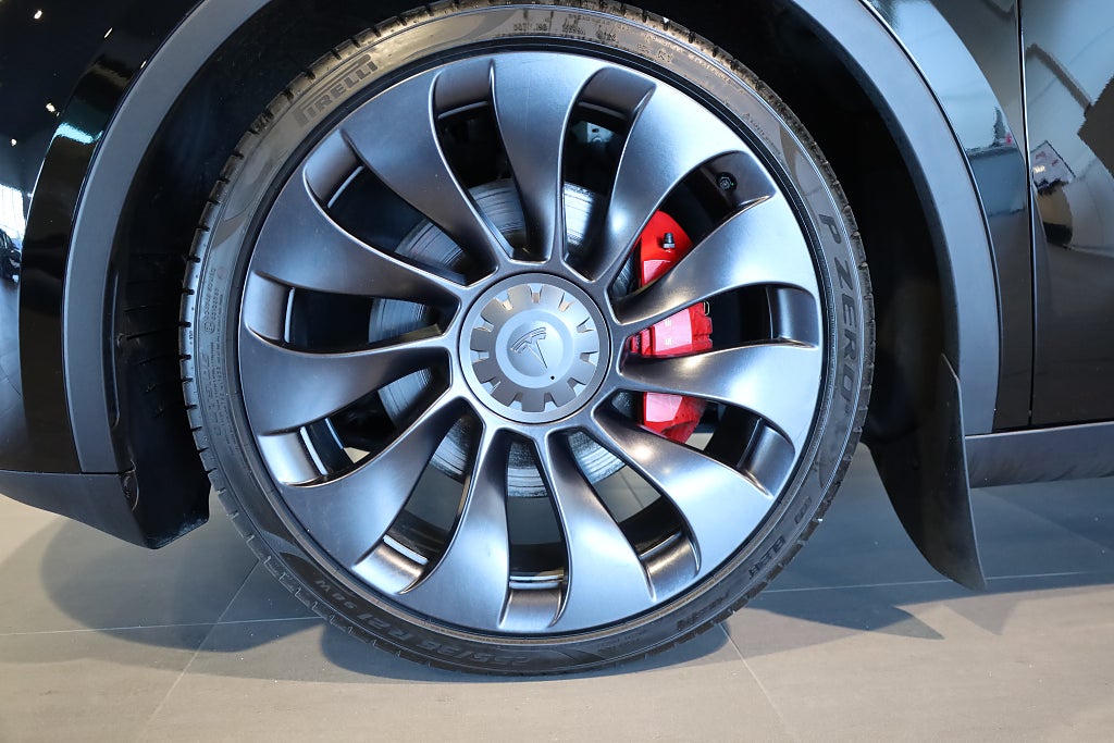 Tesla Model Y Performance AWD 534hk | Dragkrok | 2025