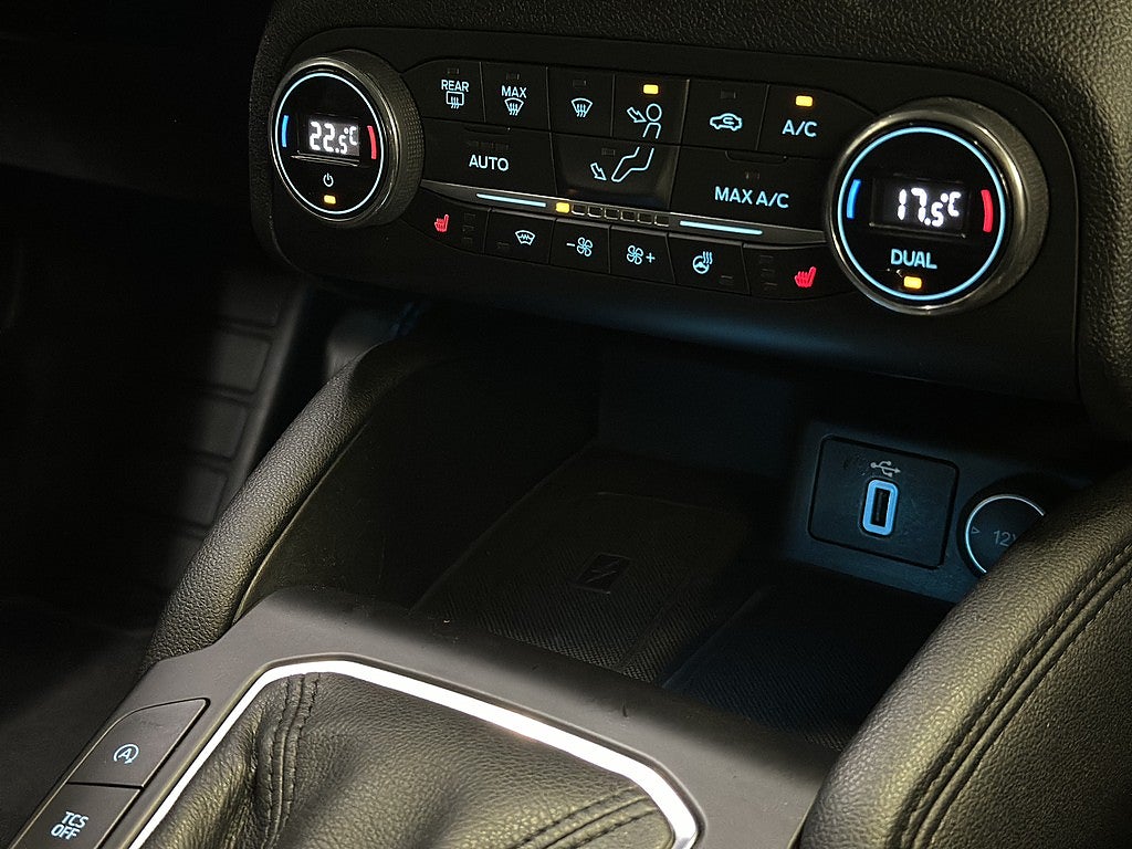 Ford Focus Kombi 1.0 EcoBoost Titanium Plus | HUD | VÄRMARE | DRAG