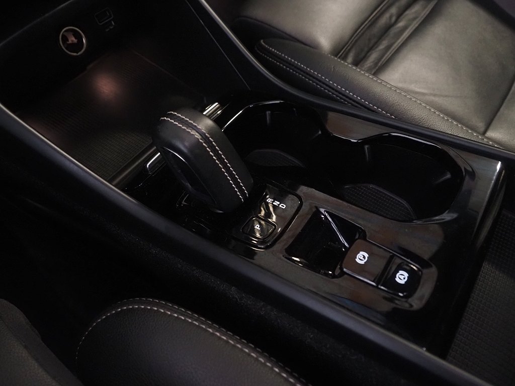 Volvo XC40 Recharge T5 262hk R-Design |Pano|Navi|Kamera| 2021