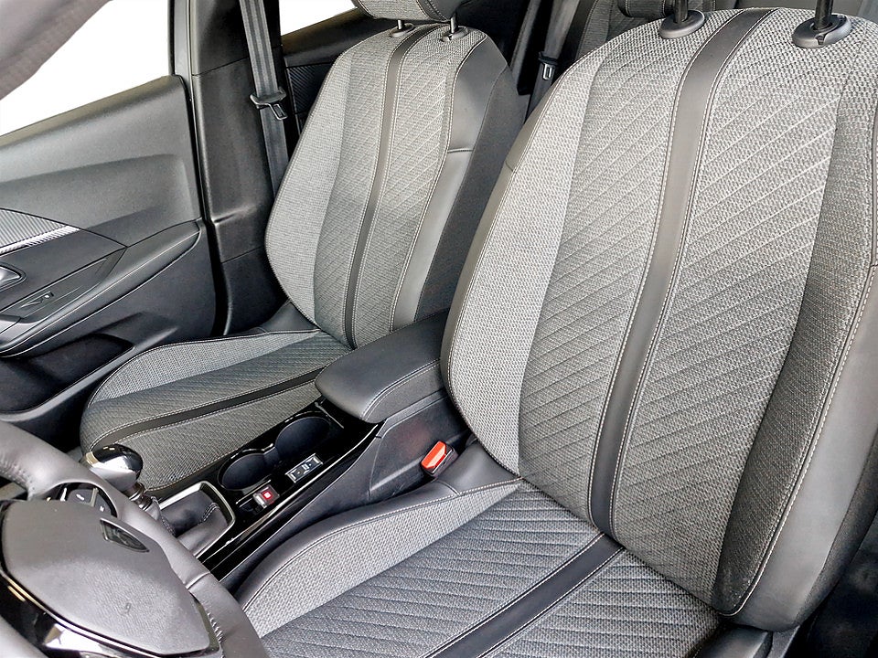 Bild på Peugeot 2008 Allure 1.2 PT 130hk CARPLAY P-SENSORER