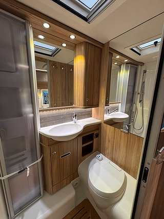 Husbil-integrerad Hymer Exsis I588 150HK AUT 15 av 21