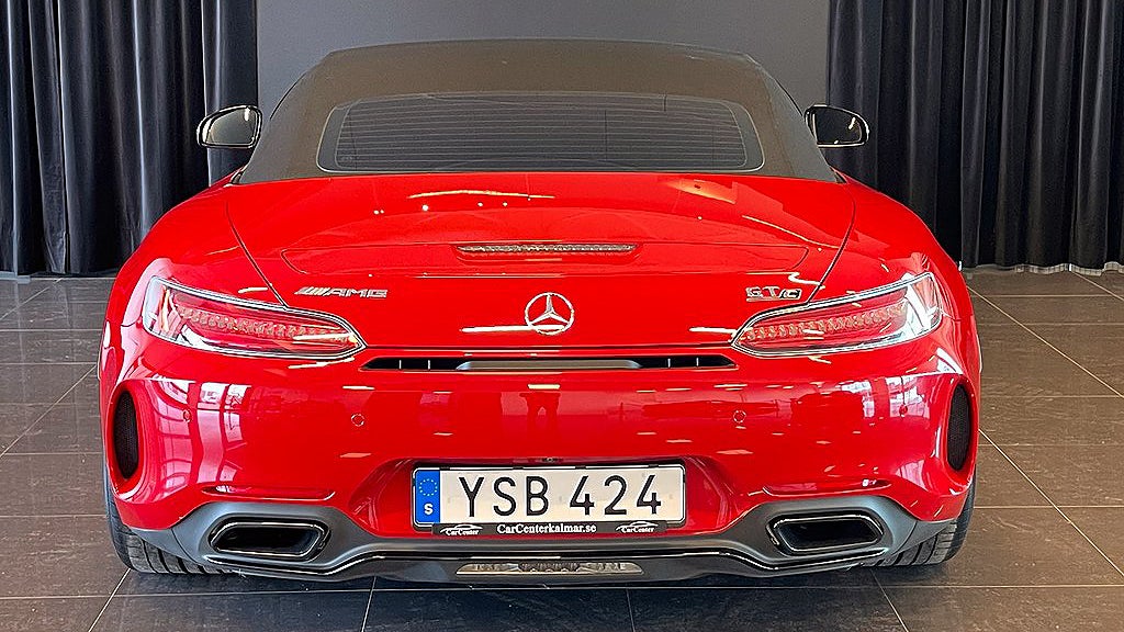 Den cabbade Mercedesen har en V8-motor som genererar 557 hästkrafter. 