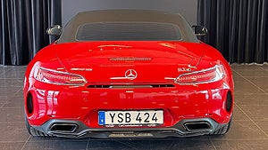 Den cabbade Mercedesen har en V8-motor som genererar 557 hästkrafter. 