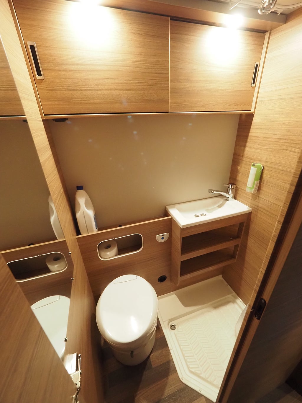 Weinsberg CaraHome 600 DKG AUT I 3500kg I Solcell I 6st Bältade Platser