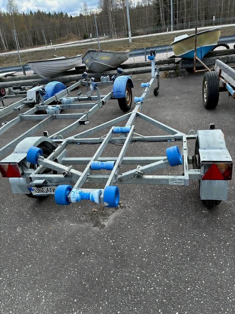 Tiki BS750-R 80 km/h obromsad båttrailer 