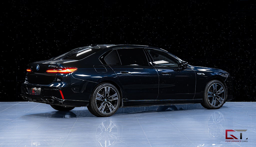 BMW M760 e xDrive MOMS Theatre B&W Executive Drive Pro Pano Sky