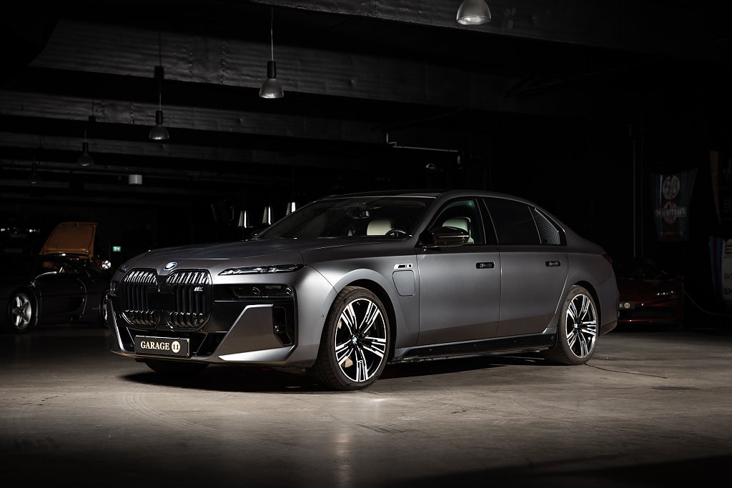 BMW M760 e xDrive / Exclusive / Individual / M Performance