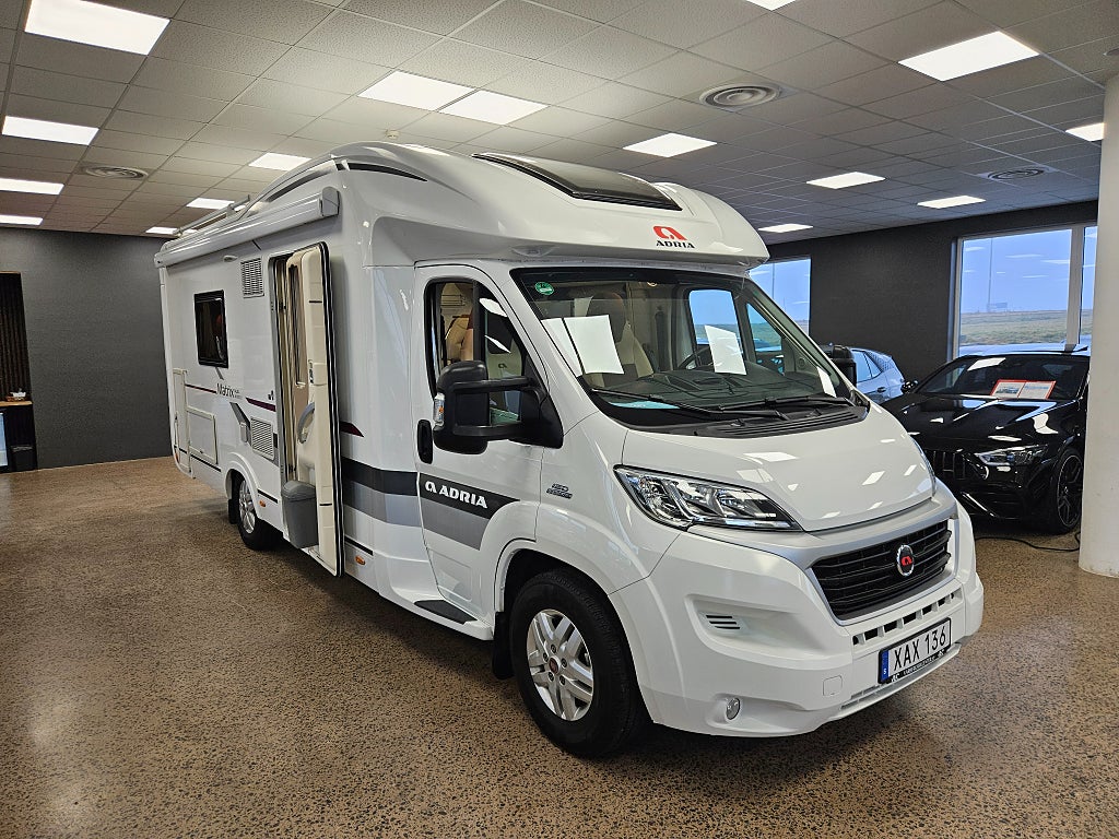 ADRIA MOBIL Matrix 670 SLT 5 bälten / Långbäddar / Taksäng / Sv-Såld / 4250k