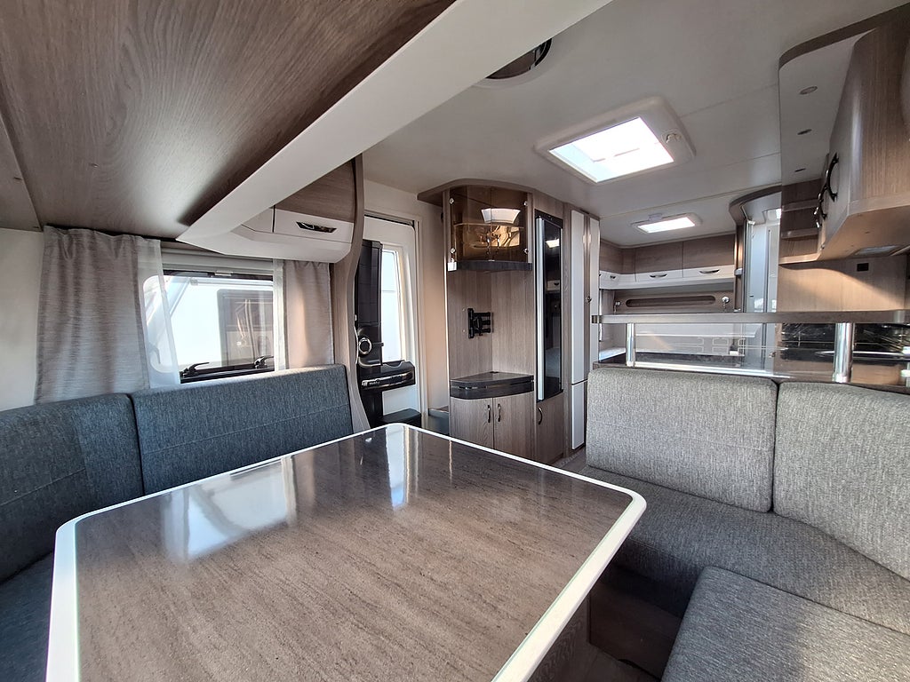 Hobby Prestige 560 FC Dubbelbädd, Dusch, Ugn, Tält