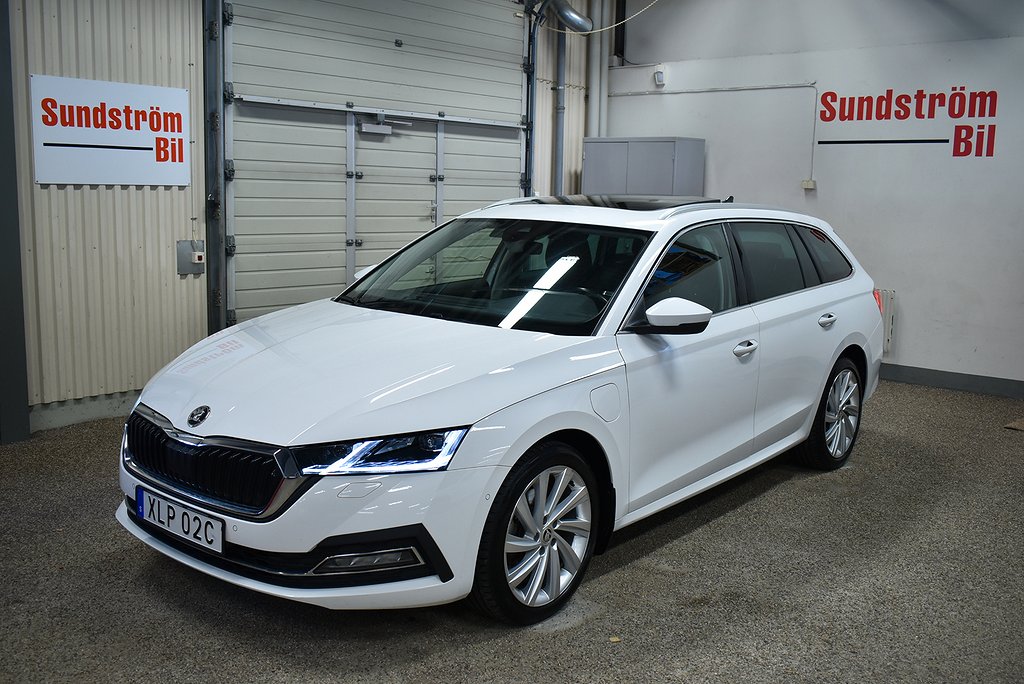 Skoda Octavia iV PHEV Business Pano/Värmare/Kamera DSG Kombi