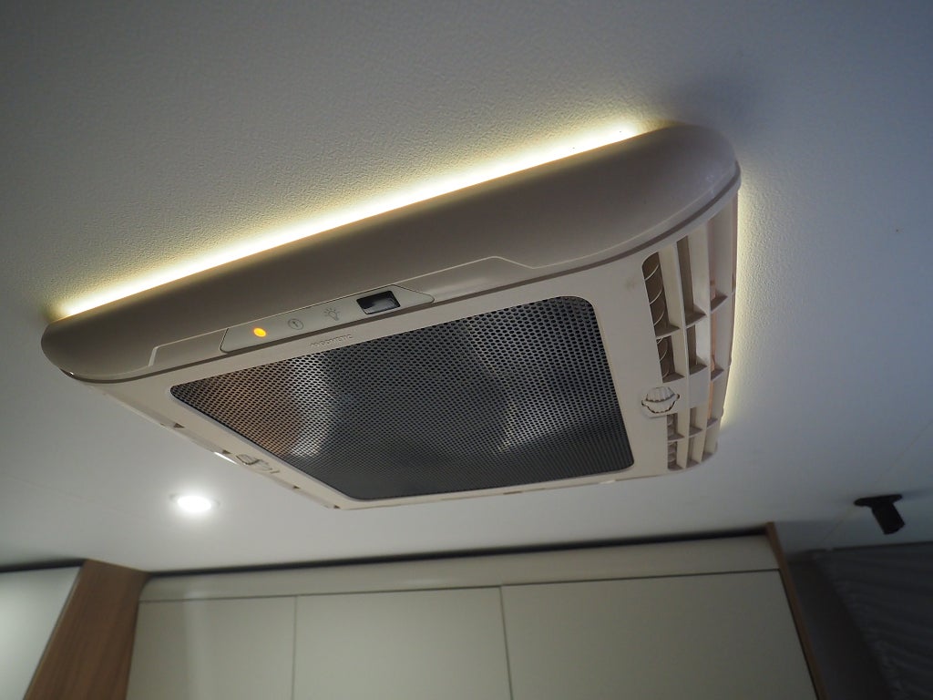 Sun Living S 70 DK AC I 6 bälten I 6 bäddar I 3500kg I B-kort 2018