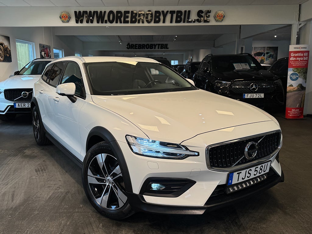 Volvo V60 Cross Country B4 AWD Mildhybrid Momentum Skinn Drag Gps 360kamera 