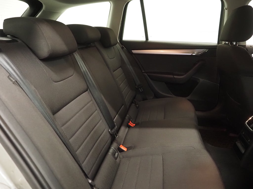 Skoda Octavia 1,2 TSI Elegance Kombi Aut Motorvärmare P-Sensorer