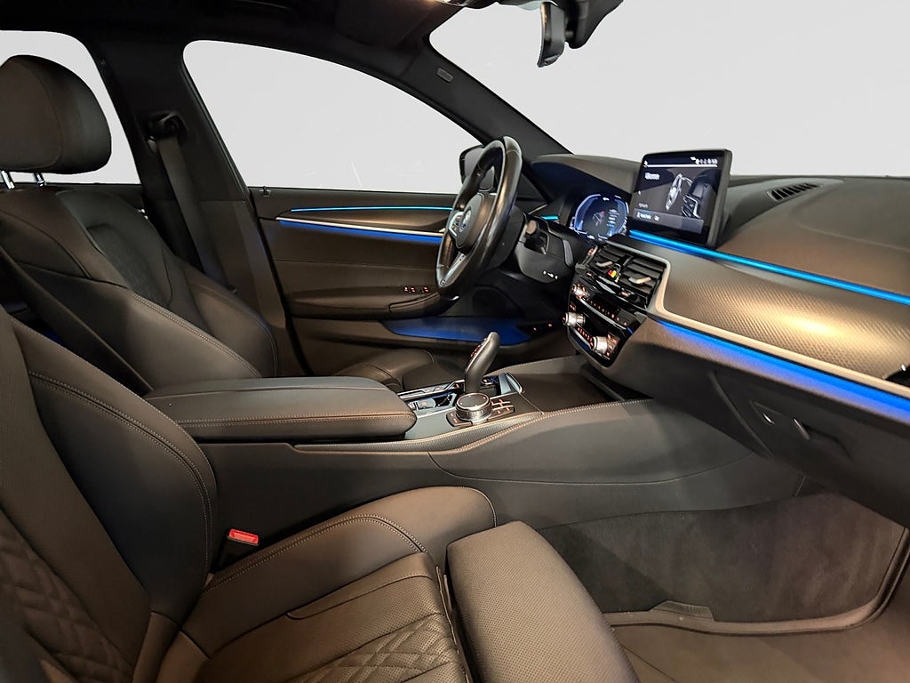 BMW 530e xDrive Touring M Sport Farthållare B-kam Sensatec läder bild 15