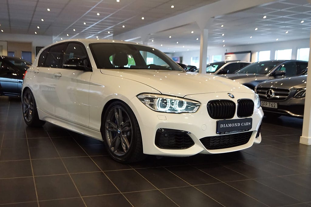 BMW M140i xDrive 5-dörrars Carplay Nav Steg 3
