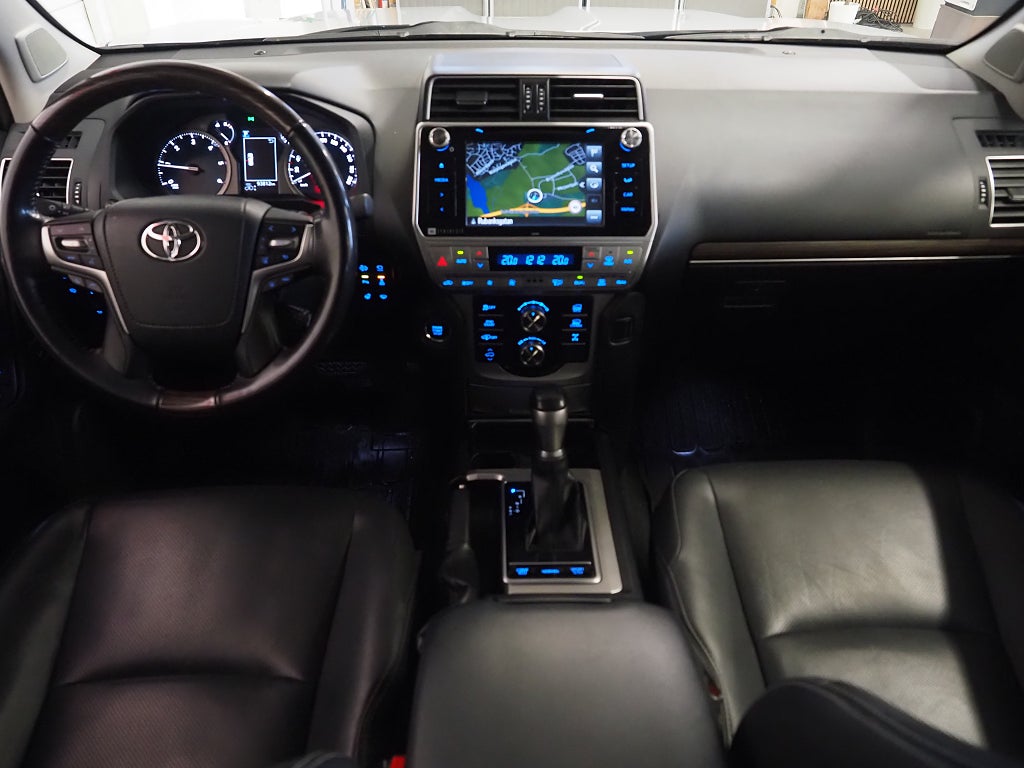 Toyota Land Cruiser 2.8 D-4D 4WD 177hk Premium Drag Skinn D-Värm 360° Navi