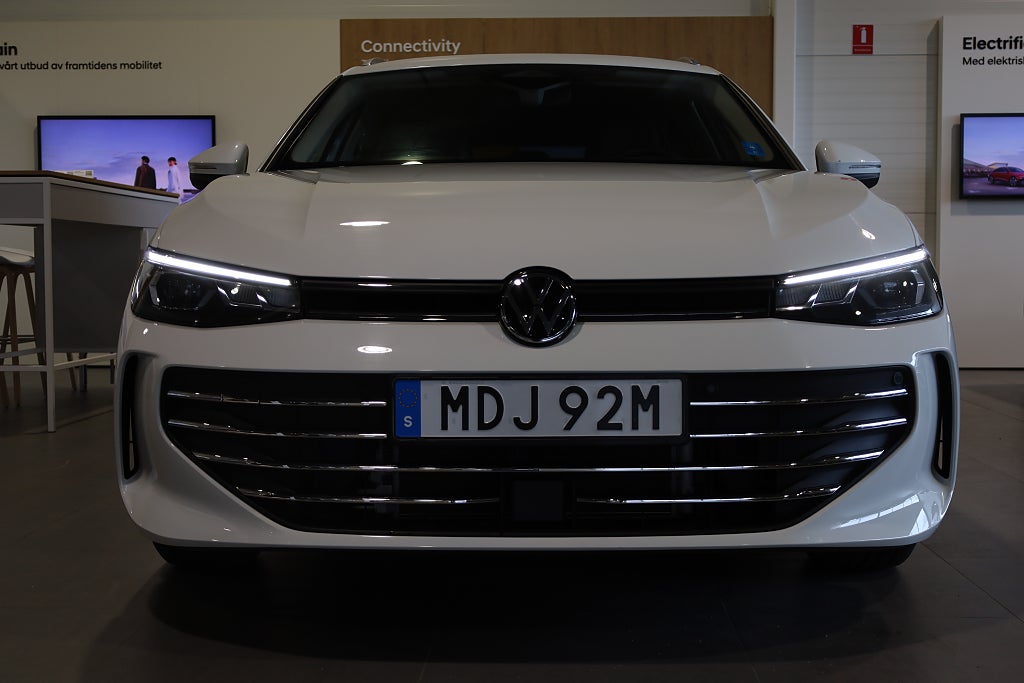 Volkswagen Passat Sportscombi 1.5 eTSI AUT Business Drag Värmare Massage 2025