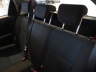 Halvkombi Toyota Yaris 15 av 20