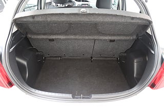 Halvkombi Toyota Yaris 23 av 24