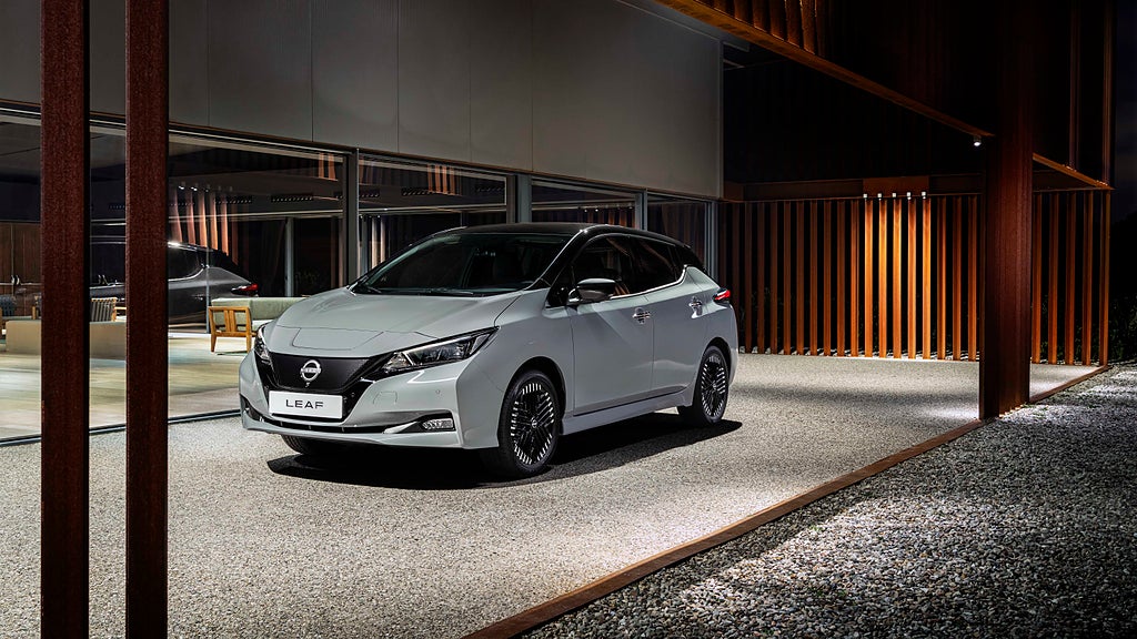 Den uppdaterade versionen av Nissan Leaf anländer i april. Foto: Nissan