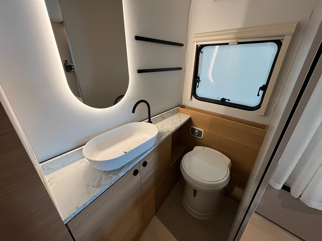 Adria Adora 613 UT /ALDE / Queens-bed på tvären / Badrum bak - Adria