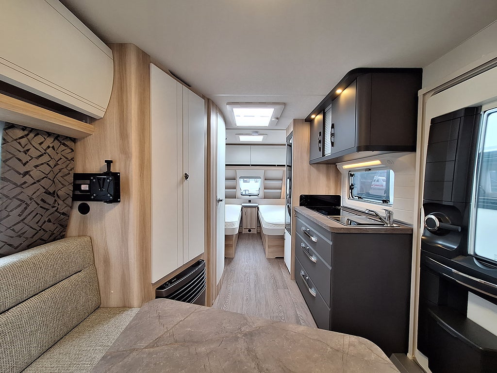 Hobby De Luxe 495 UL Långbädd, Mover, Boxmarkis